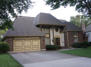 5217 Somerset Dr, Prairie Village, KS 66207