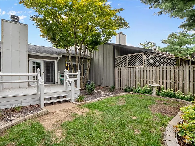 1107 Woodgate Dr — Photo 2