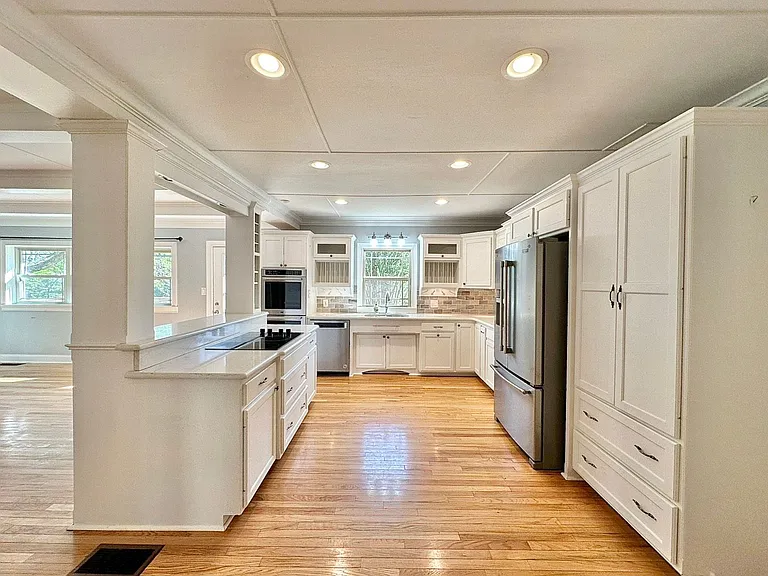 802 Hamvasy Ln — Photo 14