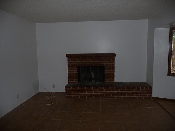3rd image of 702 Vista De Loma