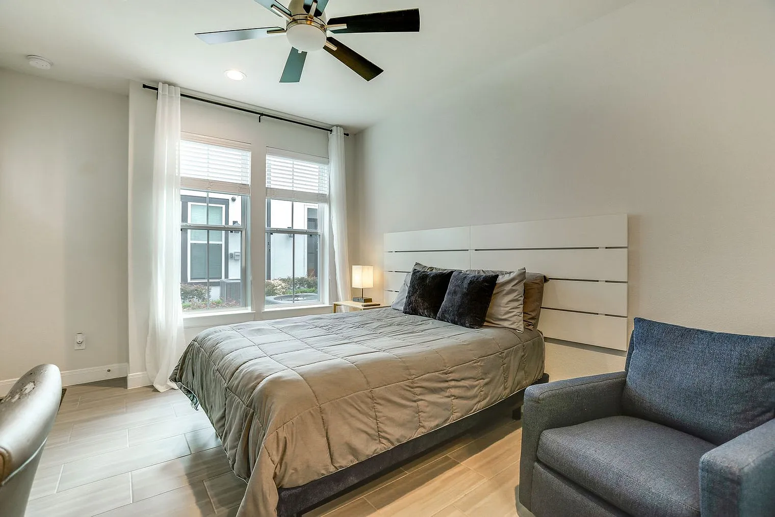 Studio, 1.0 bath, 645 sqft, $1,838 — Photo 2