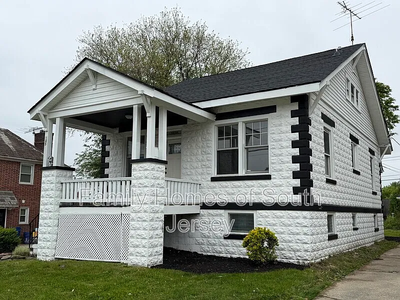 4 bed, 2.0 bath, 1650 sqft, $2,400 — Photo 4