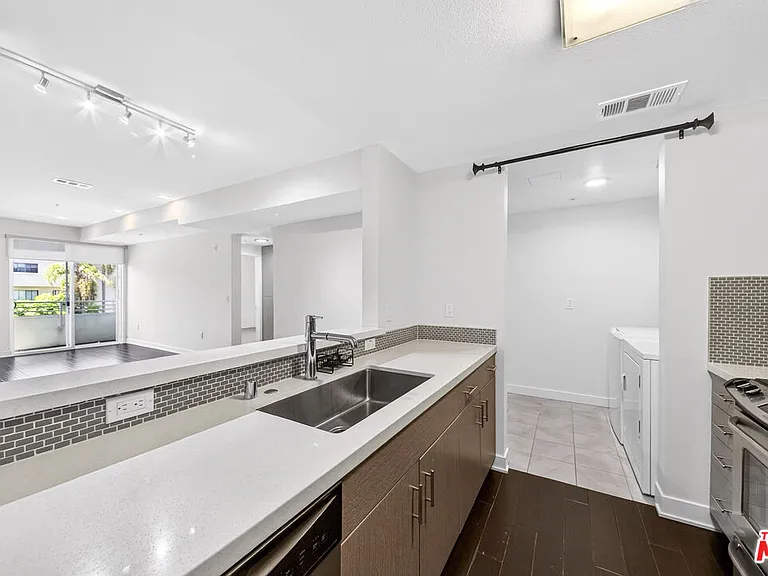436 S Virgil #313 — Photo 11
