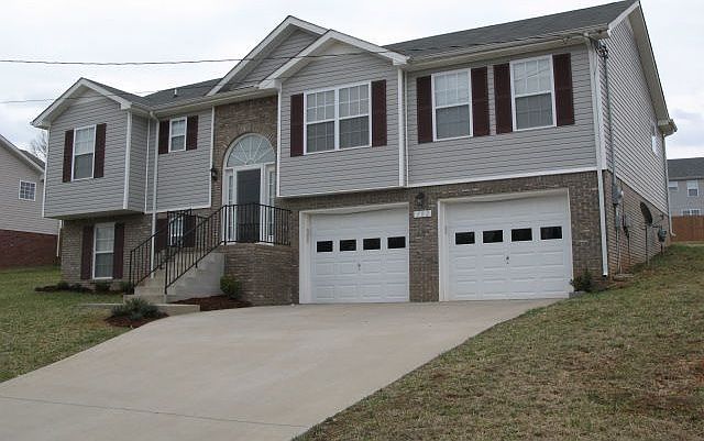 Split foyer 4 bedrooms, 3 full baths and a rec room