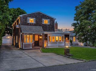 29 Pearsall St, Babylon, NY 11702