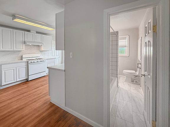 4th image of 2042 Jackson Ave