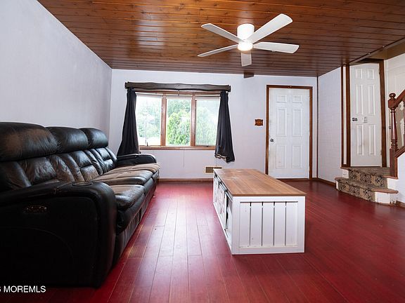 4th image of 302 Edgeview Road