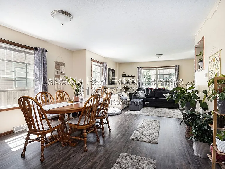 920 Cass Ave SE — Photo 3