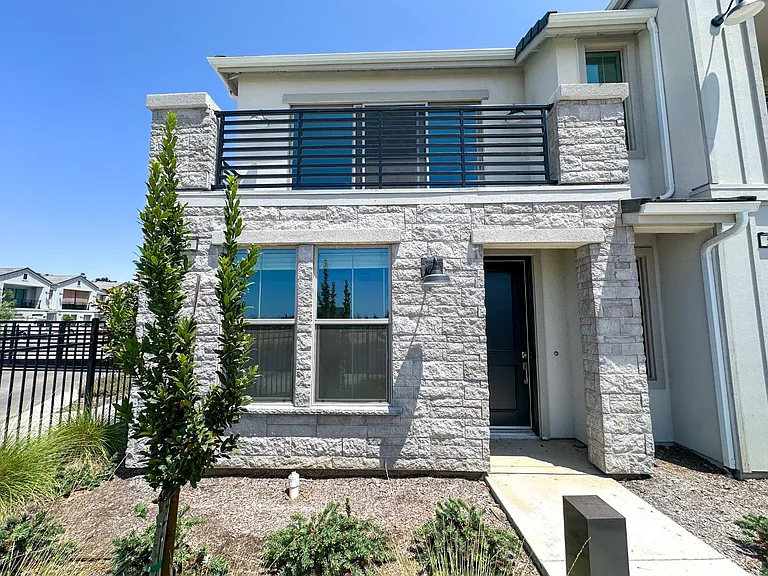 546 W Mahogany Ln — Photo 1