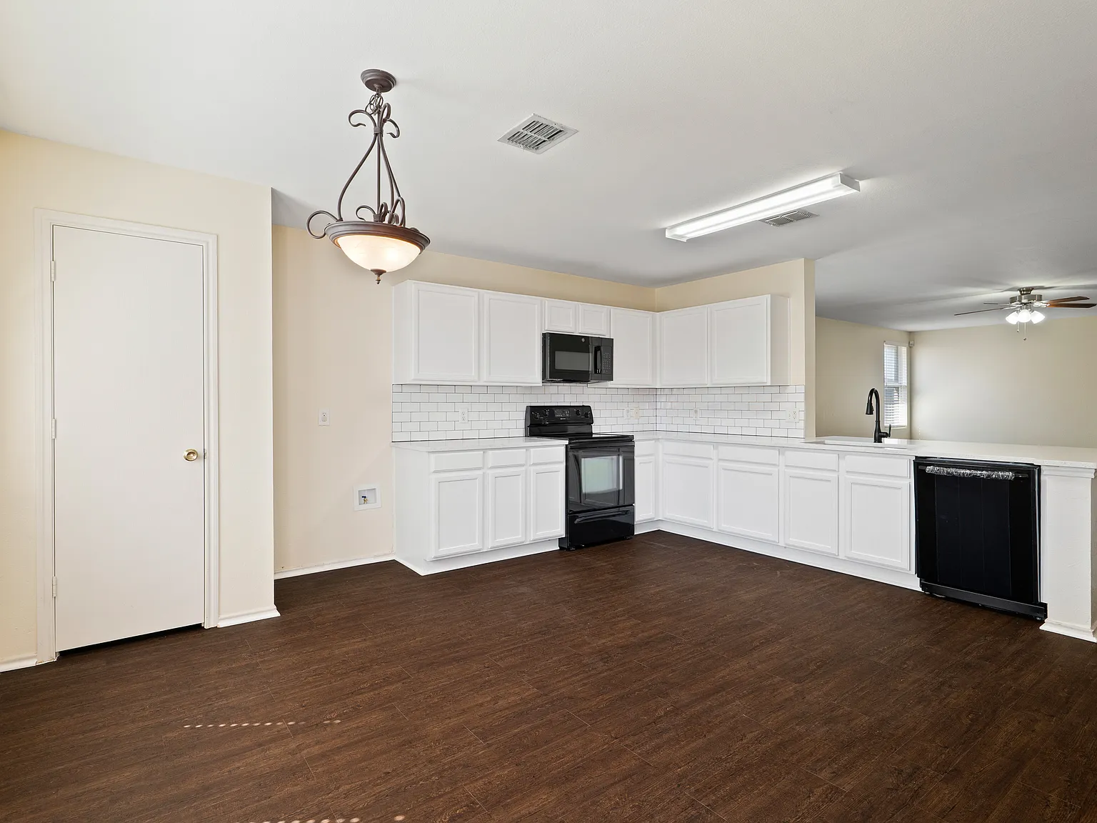 3 bed, 1640 sqft, $2,300 — Photo 3
