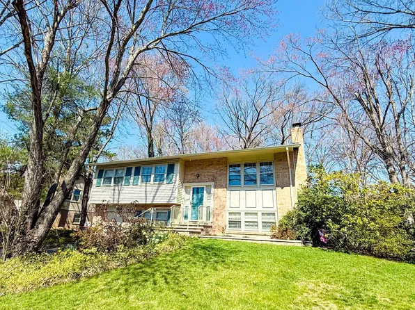 8618 Woodview Dr, Springfield, VA 22153