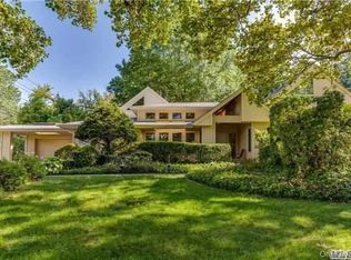 36 School House Ln, Great Neck, NY 11020