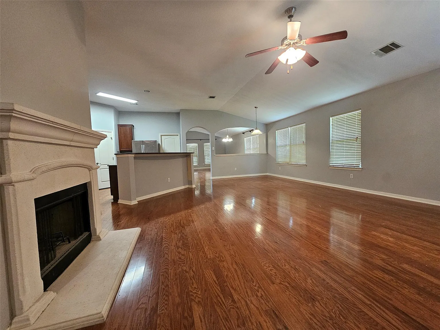 4 bed, 2.0 bath, 2115 sqft, $2,055 — Photo 4