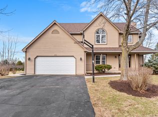 2502 Fox Bluff Ln, Spring Grove, IL 60081