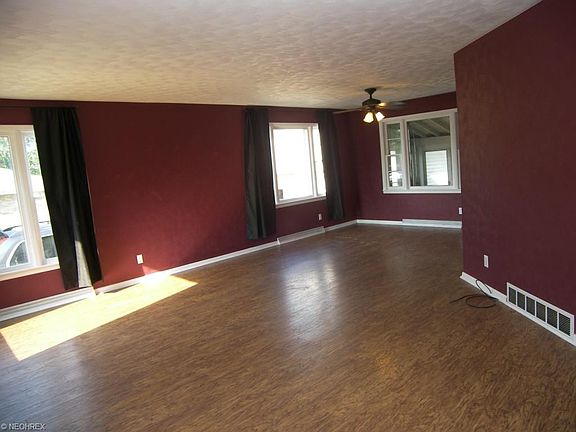 4th image of 211 Stuart Dr