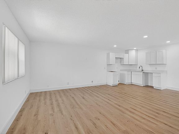 2nd image of 155 Seville G