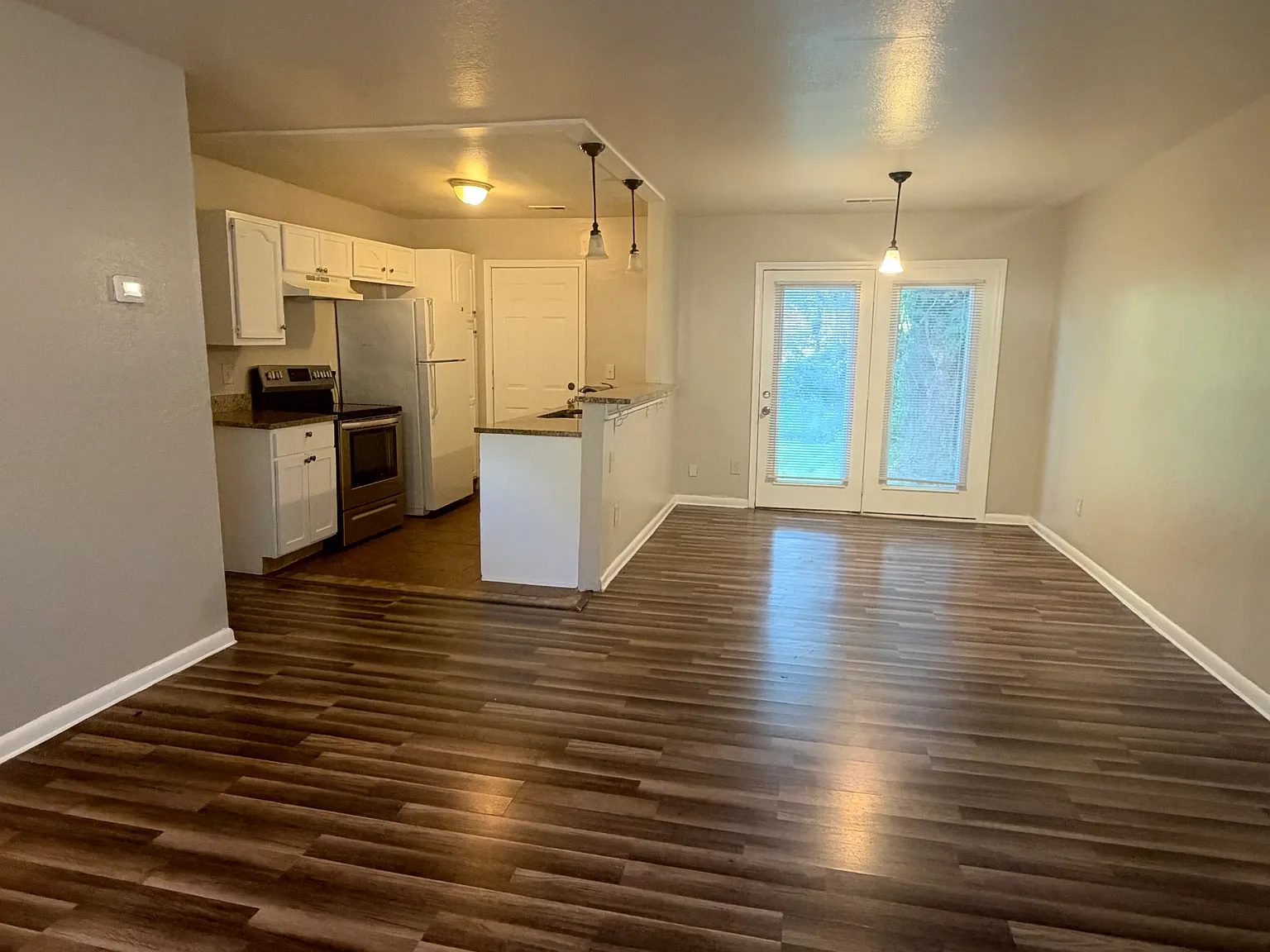 3 bed, 960 sqft, $2,000 — Photo 3