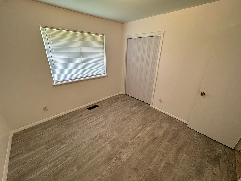 1216 E Hartford St — Photo 12