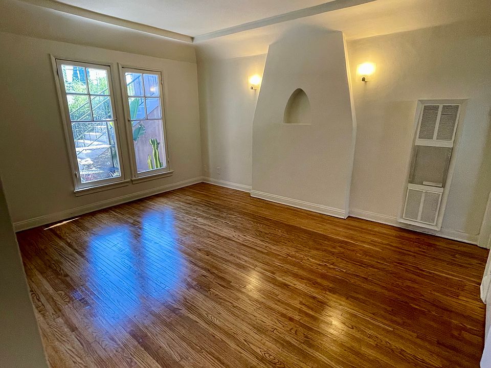 1st image of 805 N Poinsettia Pl #4/5