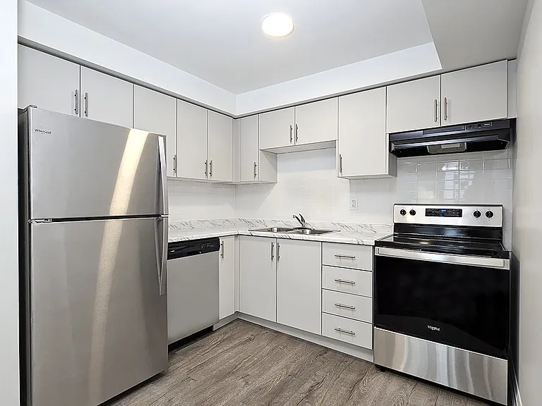 181 John St N — Photo 24