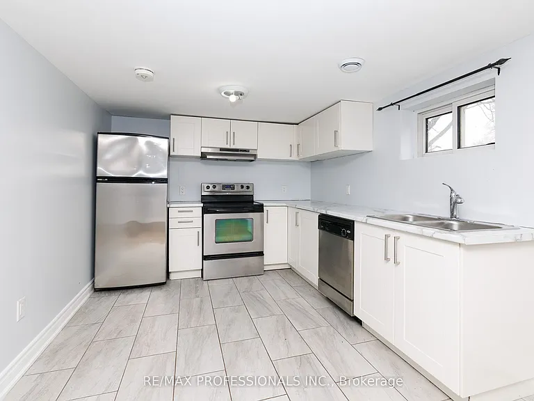 16 Nello St #BASEMENT — Photo 4