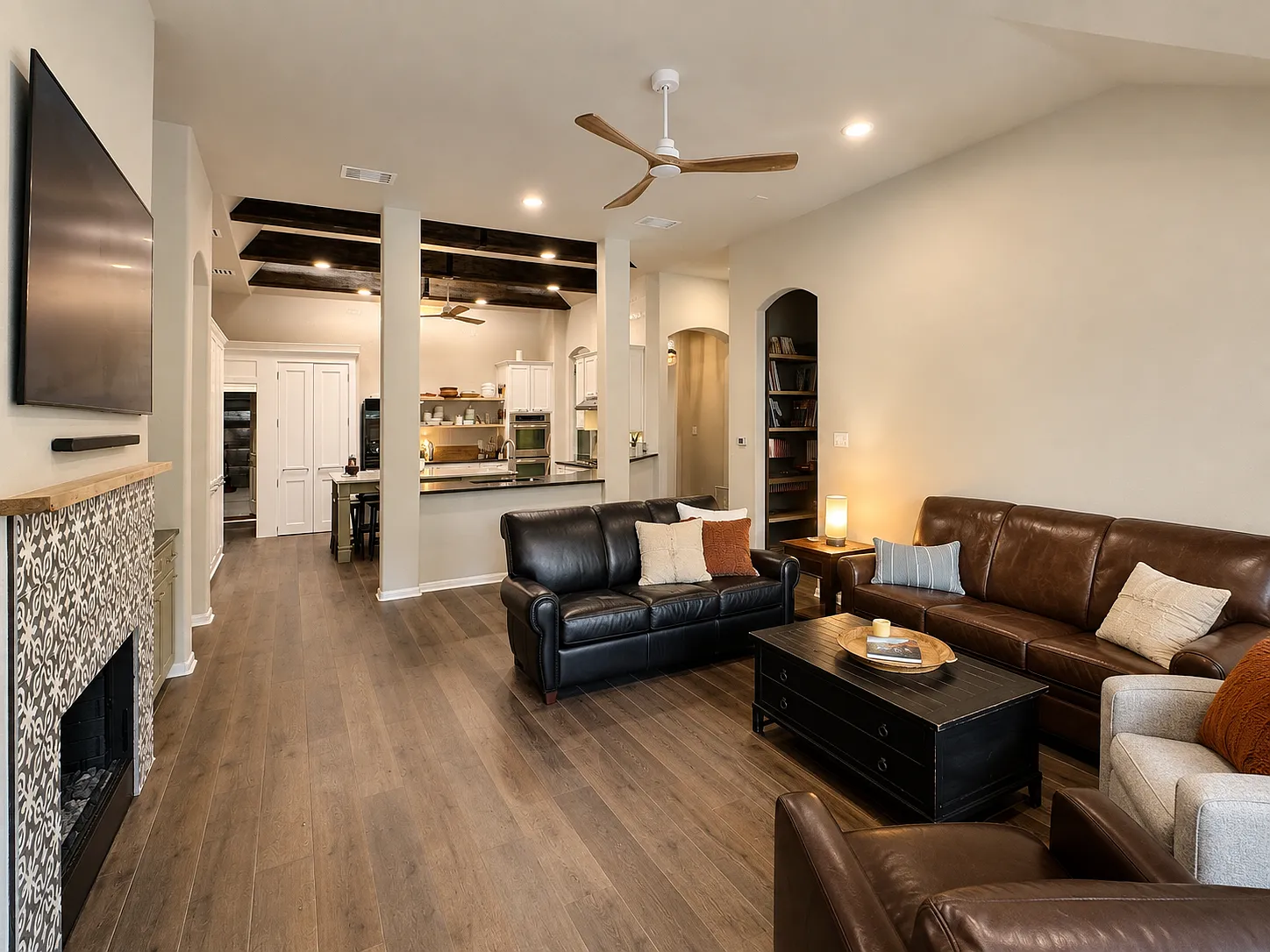4 bed, 2478 sqft, $4,650 — Photo 2
