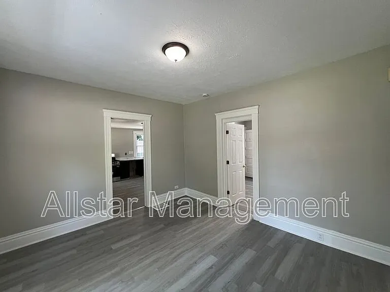 915 East Ave — Photo 9