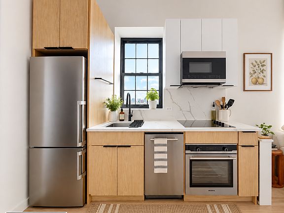 4th image of 814 Manhattan Ave APT 4R