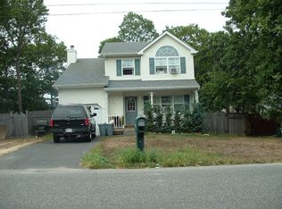 105 Robinwood Dr, Mastic Beach, NY 11951