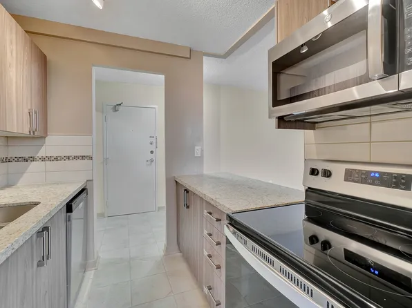 Royal Tower, 121 Agnes St, Mississauga, ON L5B 2H4