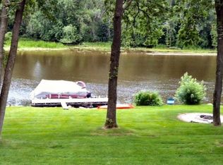 12916 NW Shoreland Dr, Mequon, WI 53097