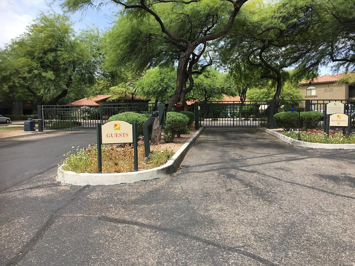 2 bed, 944 sqft, $1,565 — Photo 1