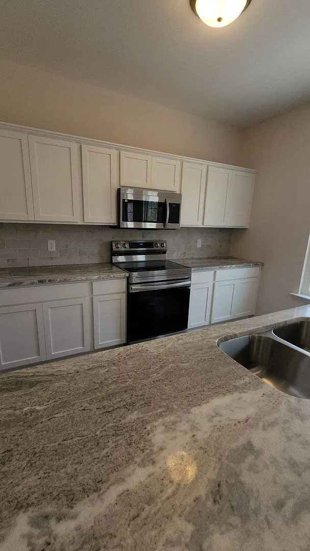 Beautiful 5-Bedroom, 3-Full-Bath Home Plus Bonus Media Room! — Photo 4