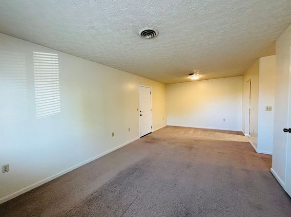 *Available Now - 4 and 3 Person Rates Available* 4 Bedroom, 2 Bath Apartment | 1011 Grove Ave, Radford, VA