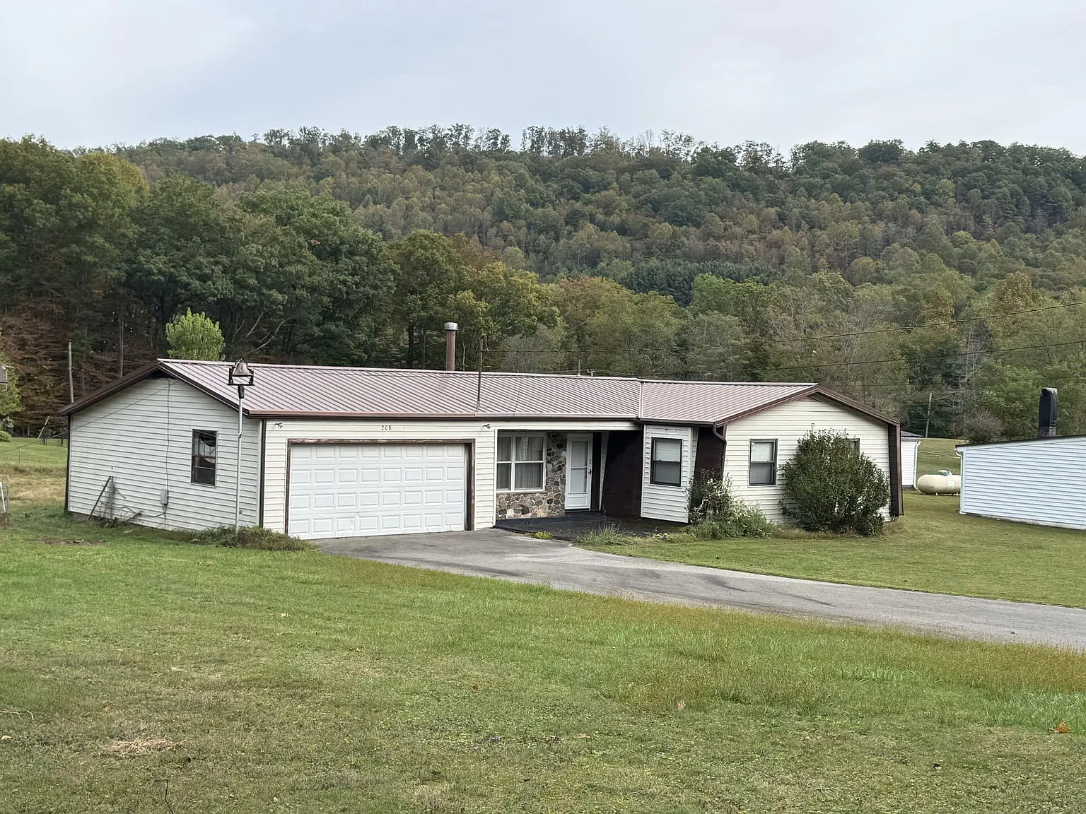 208 Glade St photo 1