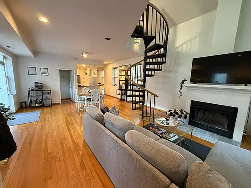 2036 W Charleston St #1F Photo 1