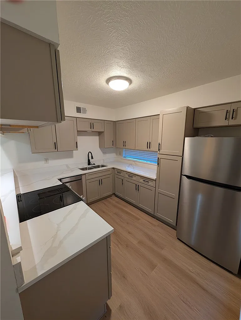 Building Photo - 2812 Village Dr