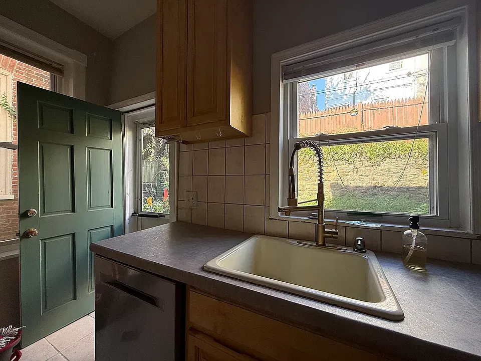 121 W Apsley St
