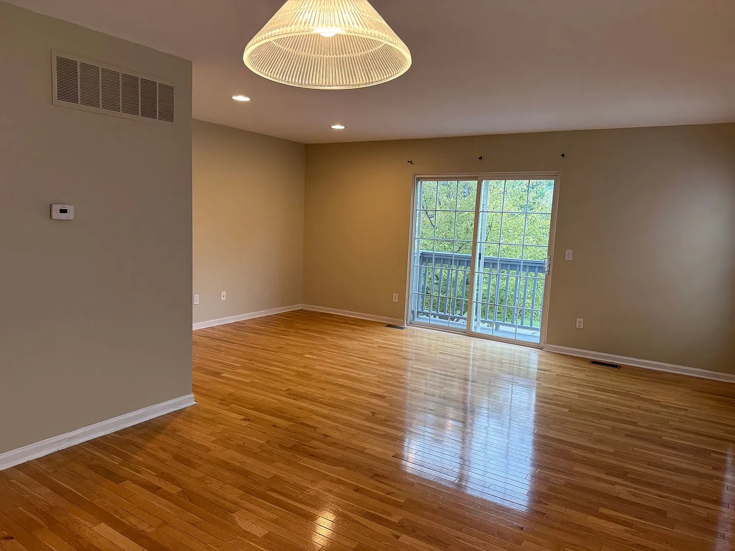 New Paint! 2 CB bedrooms, 2.5 bathrooms, 1 car garage, Immediate Occupancy — Photo 3