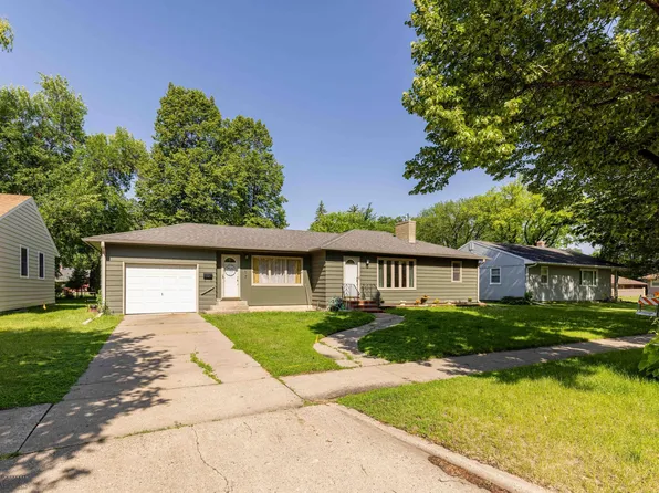 1407 13th St S, Moorhead, MN 56560