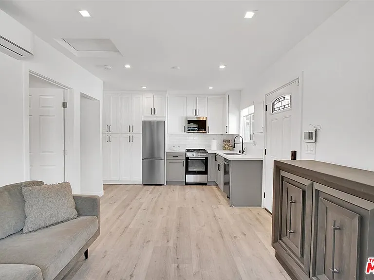 14644 Runnymede St — Photo 5