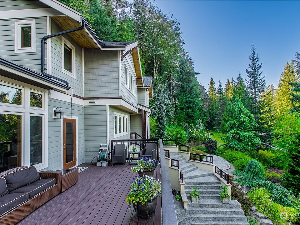 Gorgeous new Trex decking to enjoy the beautiful lake views.>