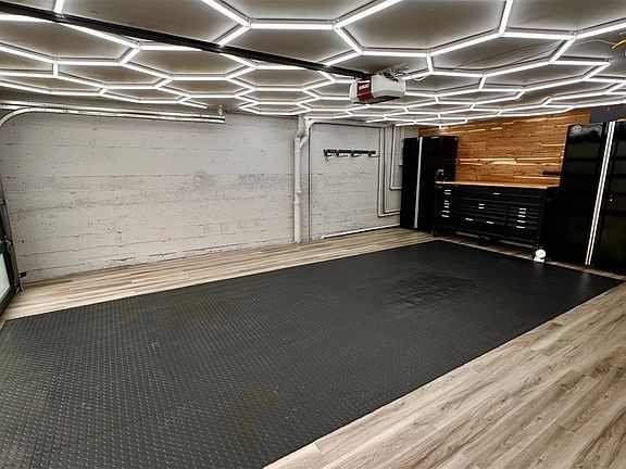 2 Car garage Rare find in West Seattle>