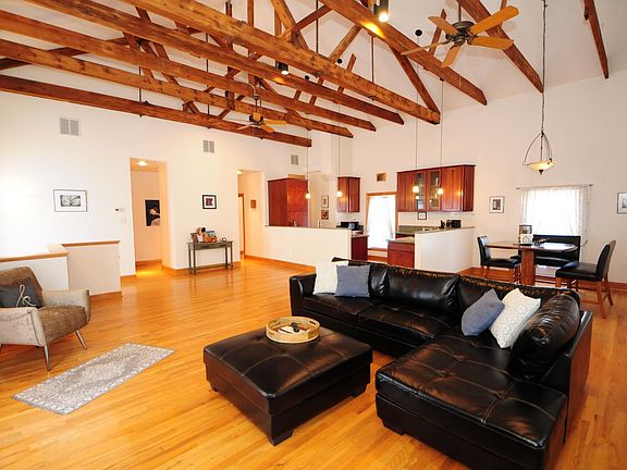 3rd image of 1900 S Prairie Ave #Coachhouse