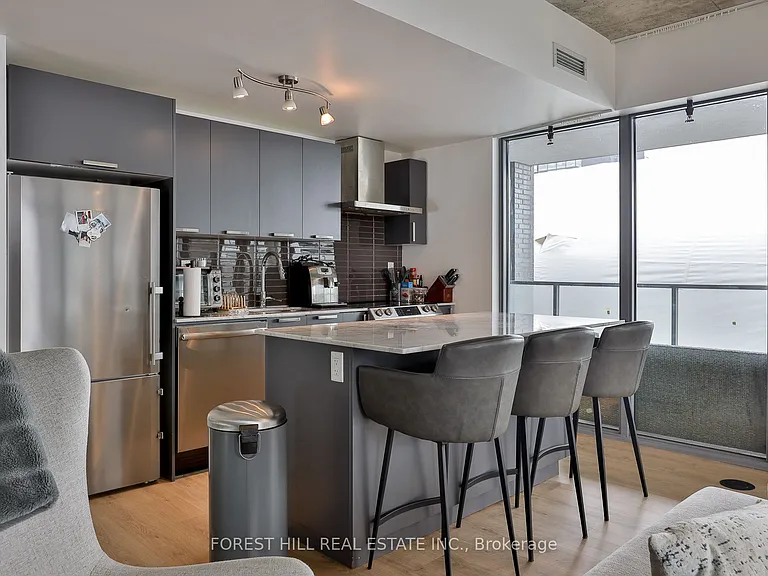 95 Bathurst St #522 — Photo 17