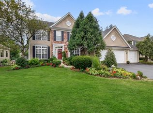 910 Meadow Ridge Dr, West Chicago, IL 60185