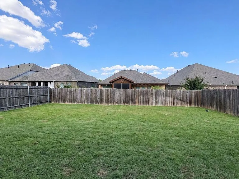 9117 Amistad Ln — Photo 10