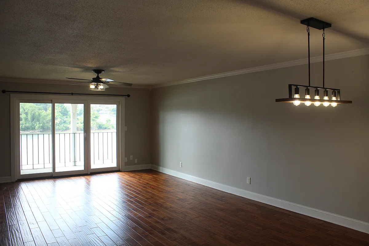 Building Photo - 568 River St