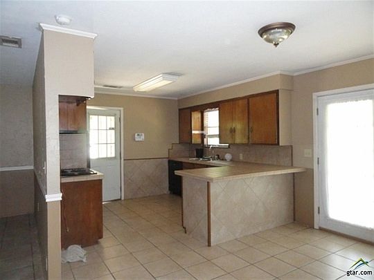 3rd image of 304 Bonita St