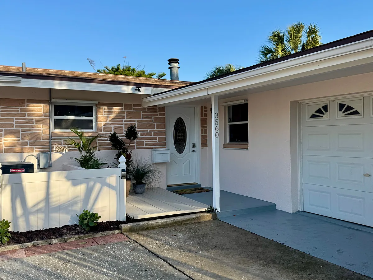 Building Photo - 3560 Beach Dr SE